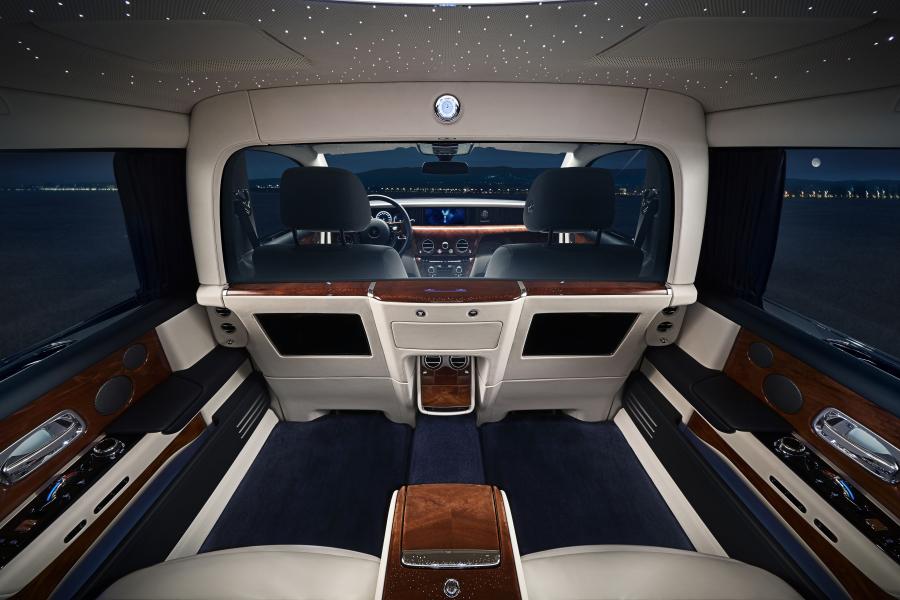 Интерьер Rolls-Royce Phantom EWB Chengdu 2018 года  (фото 5 из 20)